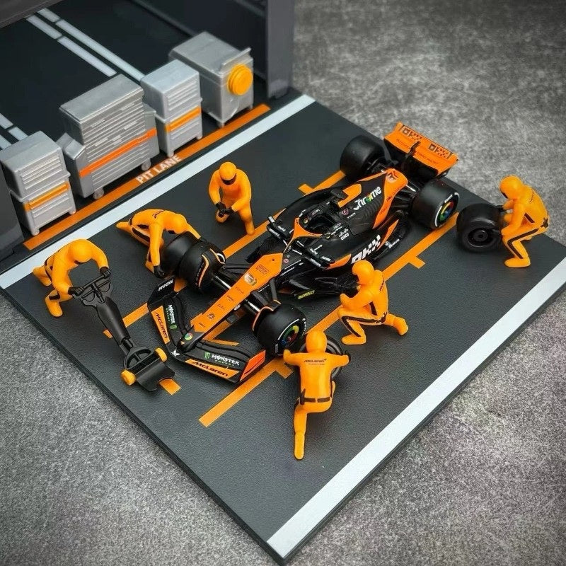 1:43 F1 MCLAREN MCL38 2024 PIT PASS DIORAMA NORRIS