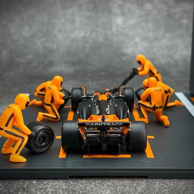 1:43 F1 MCLAREN MCL38 2024 PIT PASS DIORAMA NORRIS